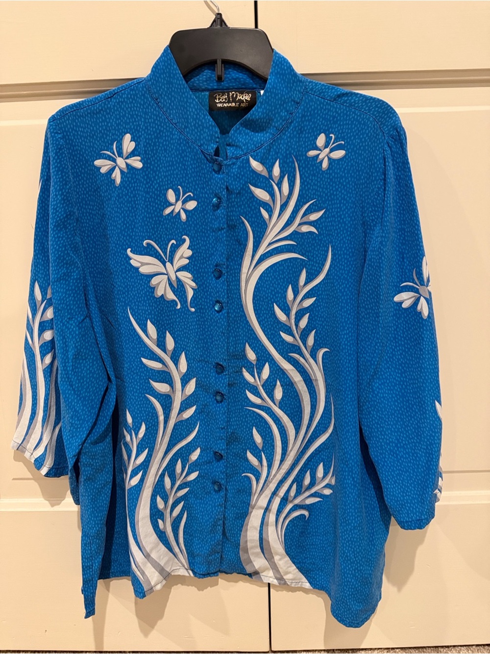 “Bob Mackie Wearable Art” 100% Silk button up top. size XL